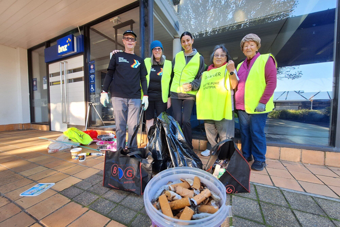 Volunteers spruce up Te Puke town centre